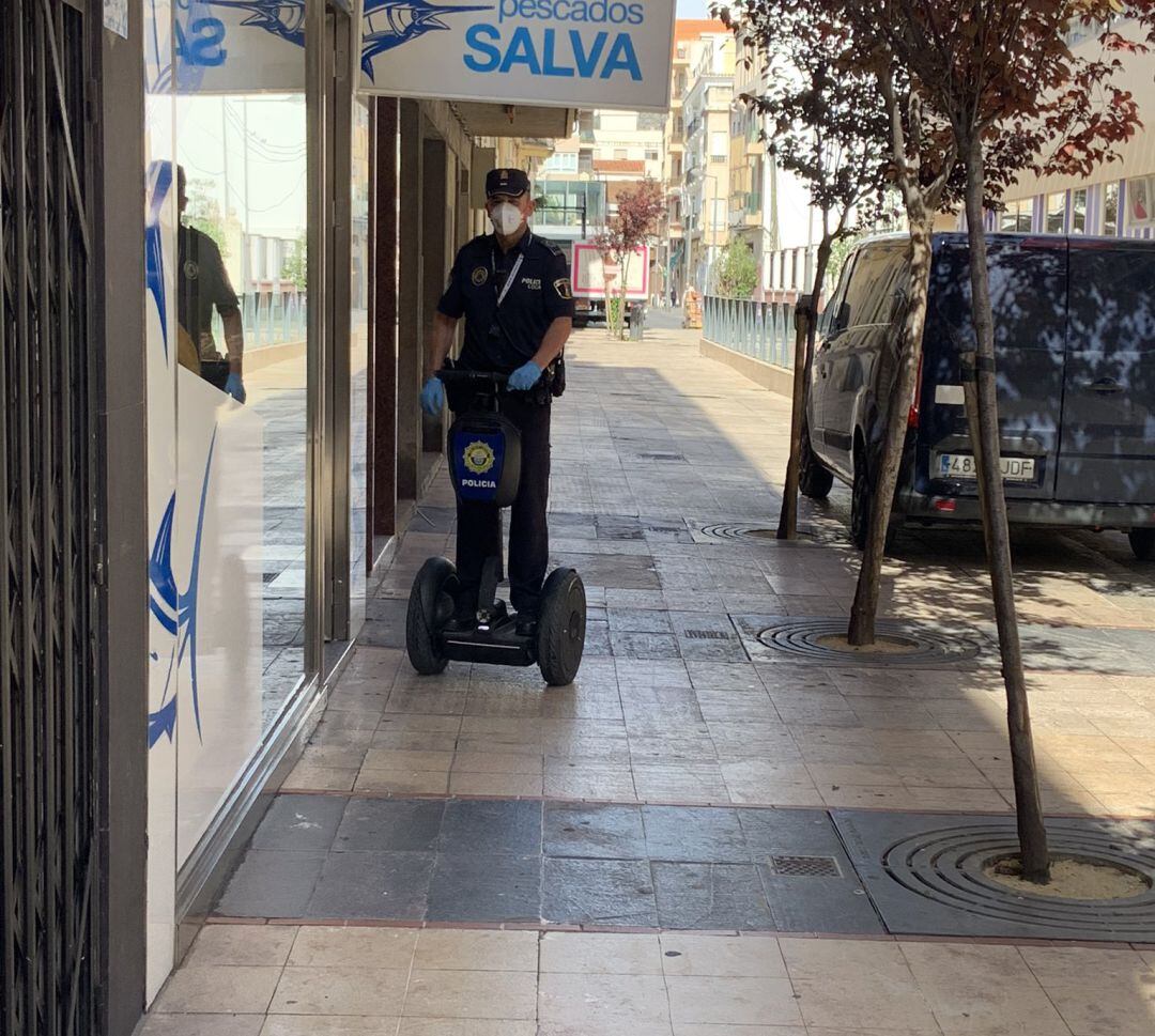Agentes informan en Gandia sobre nuevas normas y uso de mascarillas 