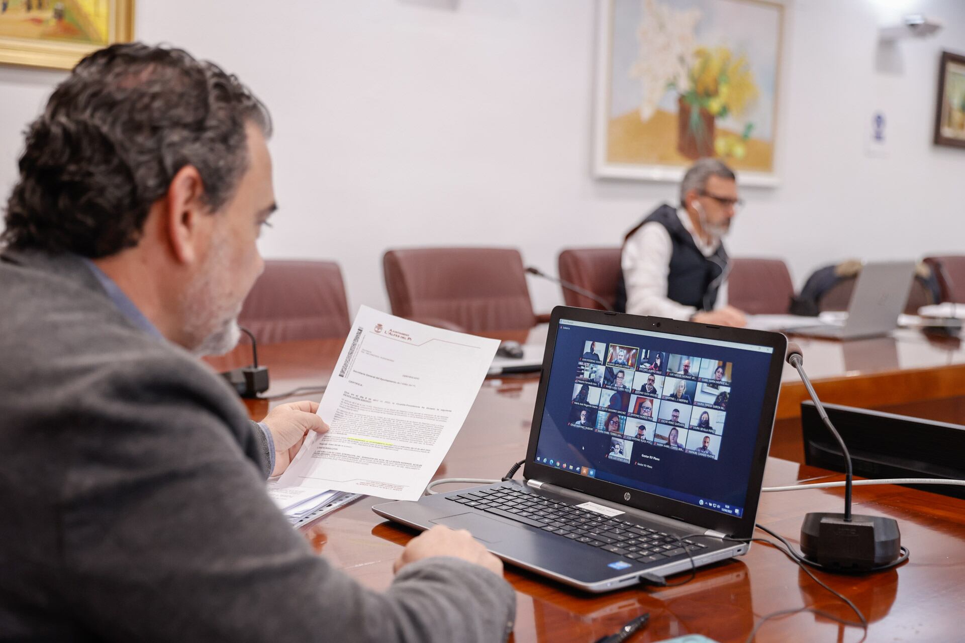 El alcalde de L&#039;Alfàs, Vicente Arqués, durante la sesión de pleno extraodrinaria celebrada este miércoles y con algunos concejales participando por vía telemática