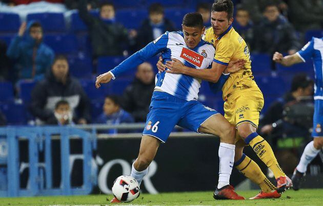 Óscar Duarte y Álvaro Giménez disputan un balón en el Espanyol - Alcorcón que ha dejado a los madrileños en octavos de final de la Copa.