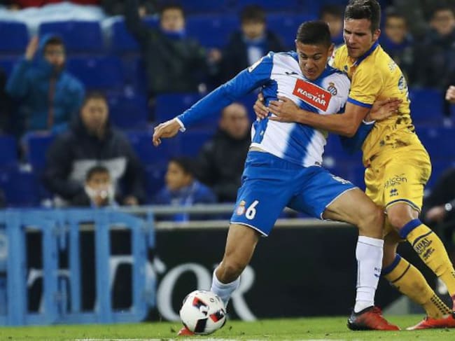 Óscar Duarte y Álvaro Giménez disputan un balón en el Espanyol - Alcorcón que ha dejado a los madrileños en octavos de final de la Copa.