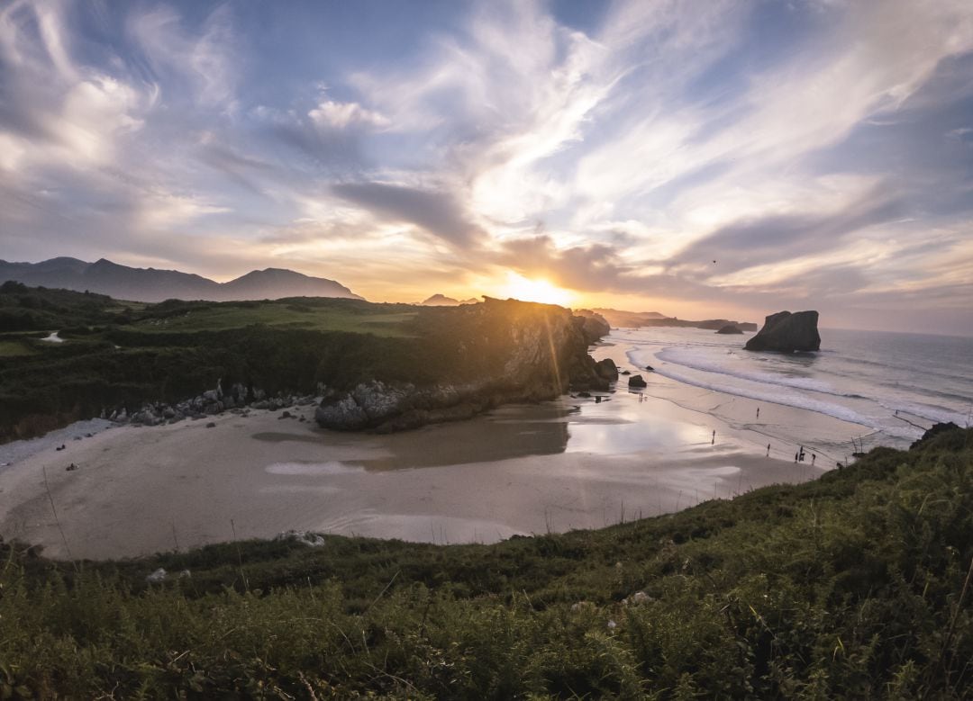 Atardecer en una playa del oriente asturiano.