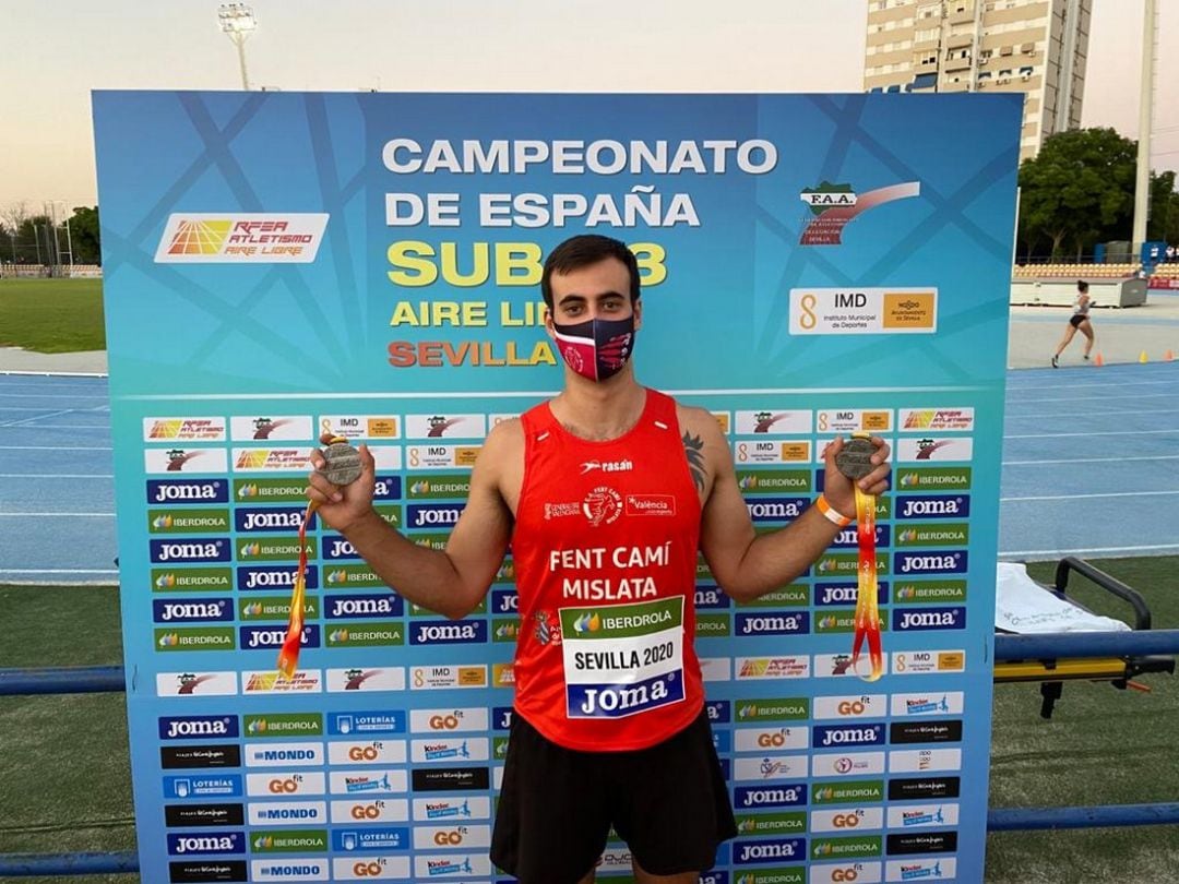 Víctor Faus con las dos medallas de plata