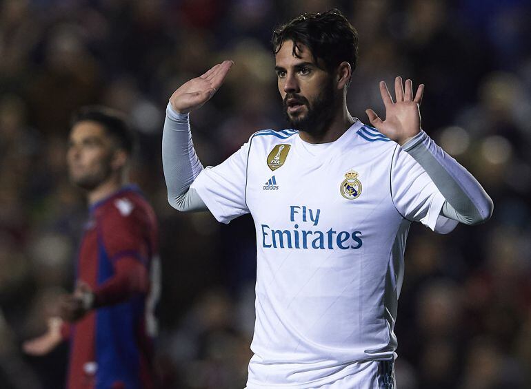 Isco levanta las manos durante el partido ante el Levante