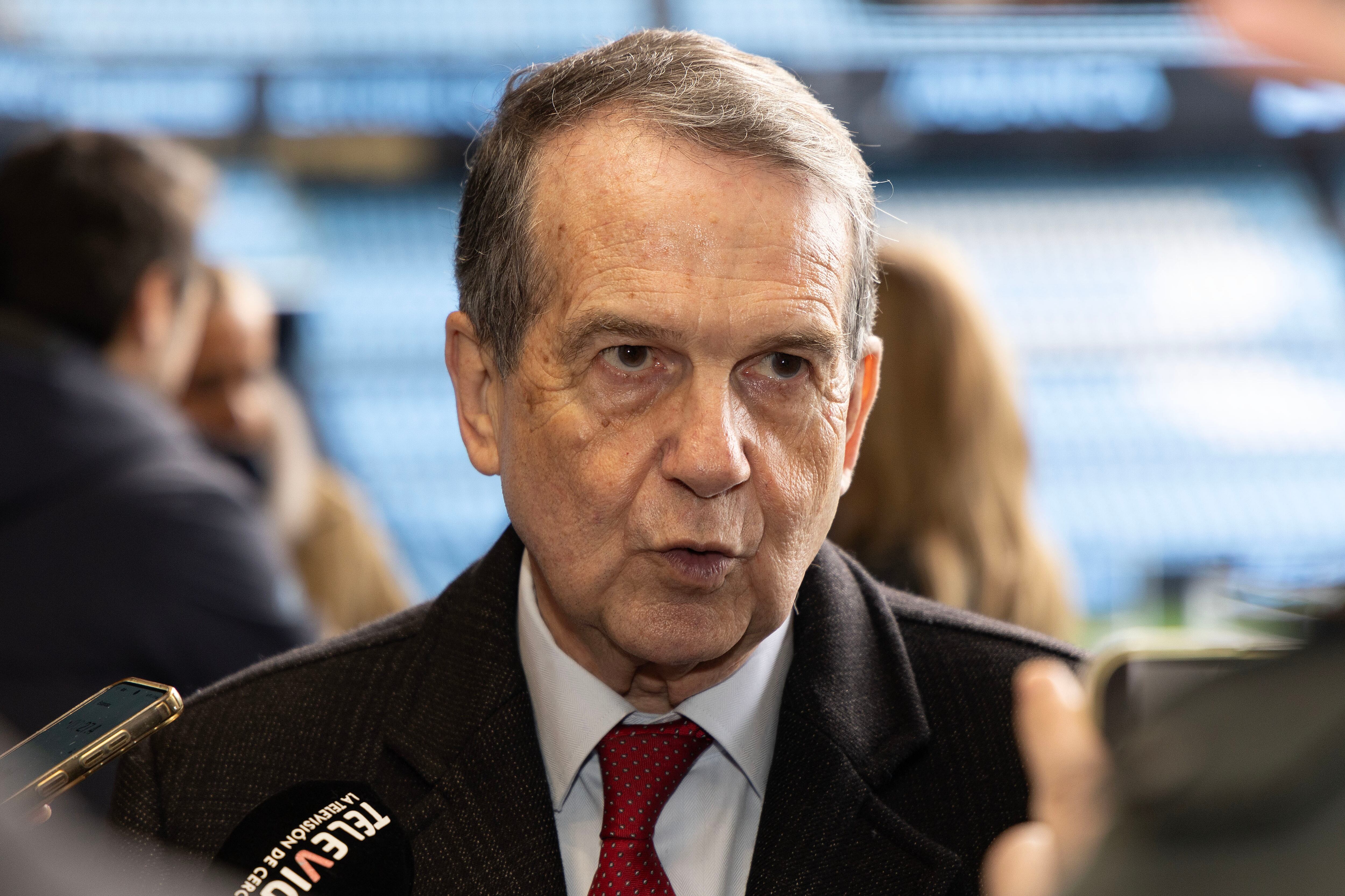 VIGO (PONTEVEDRA), 13/02/2026.- Abel Caballero, alcalde de Vigo, atiende a la prensa durante la irma de la prórroga de cesión de la Zona Franca de Vigo al Ayuntamiento de Vigo del derecho de superficie sobre la parcela que ocupa la Grada de Río del Estadio de Balaídos. este viernes. EFE / Salvador Sas