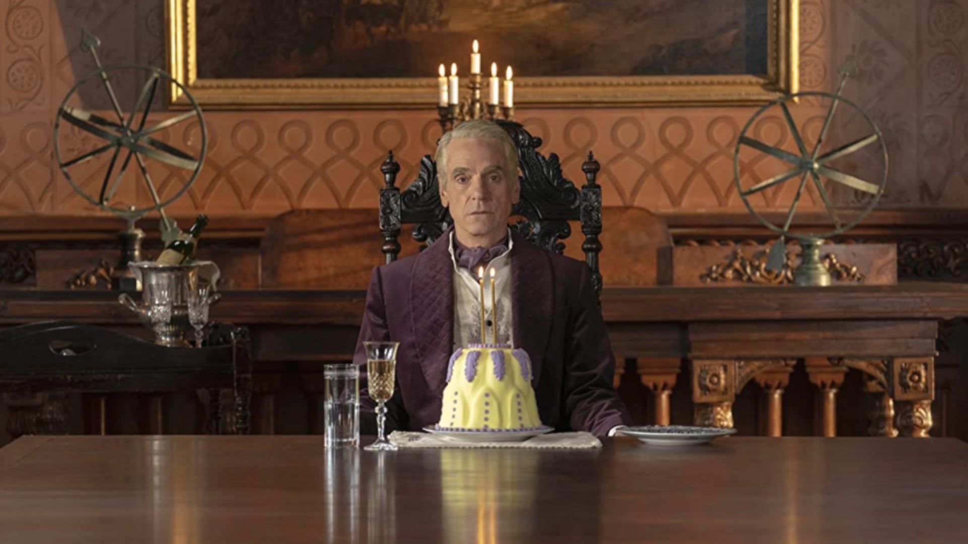 Jeremy Irons en una escena de La casa Gucci.