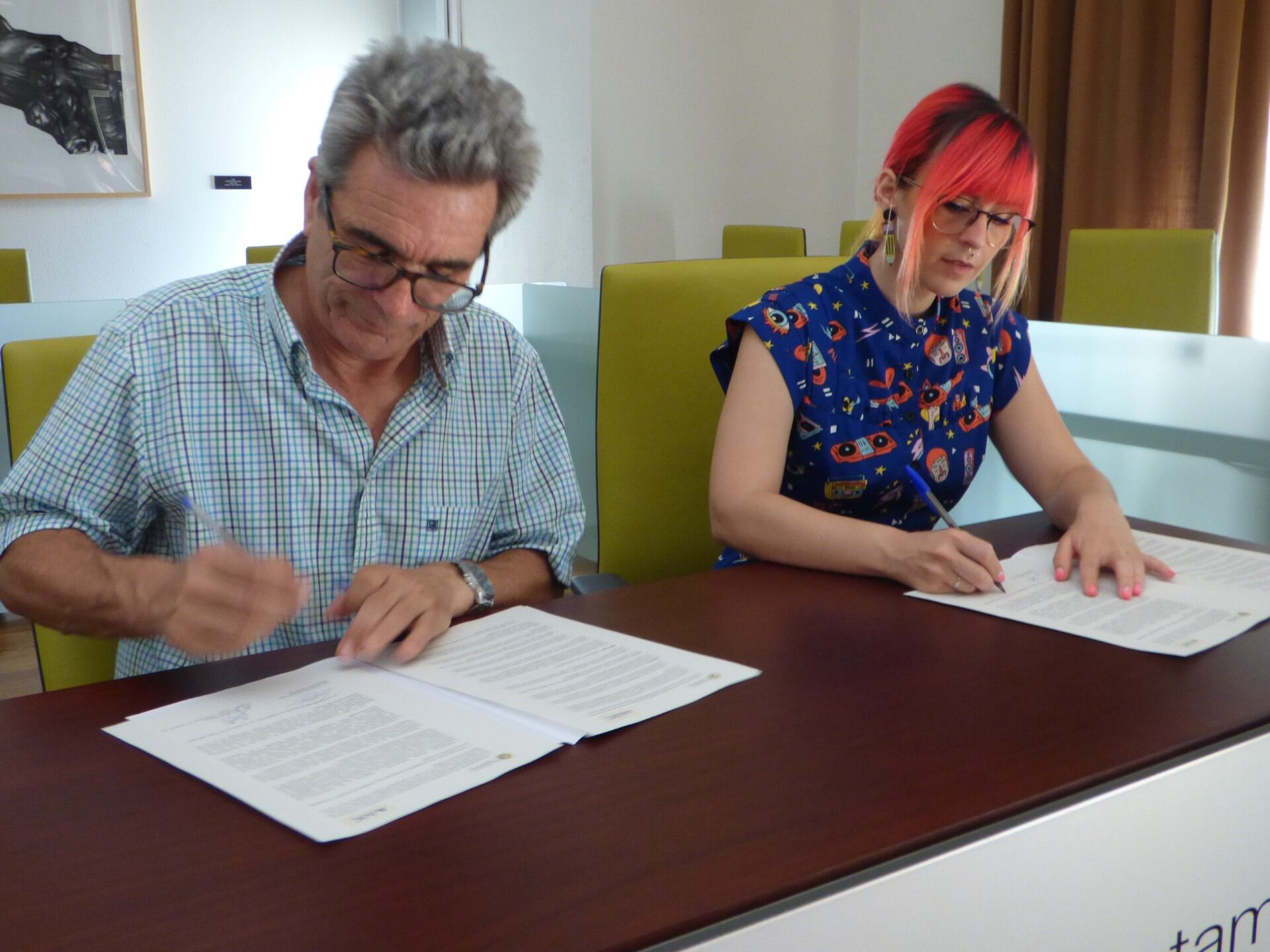 El concejal Javier Sadornil y Sara JB, presidenta Asociación Aragonesa de Autores del Cómic, firmaban el convenio