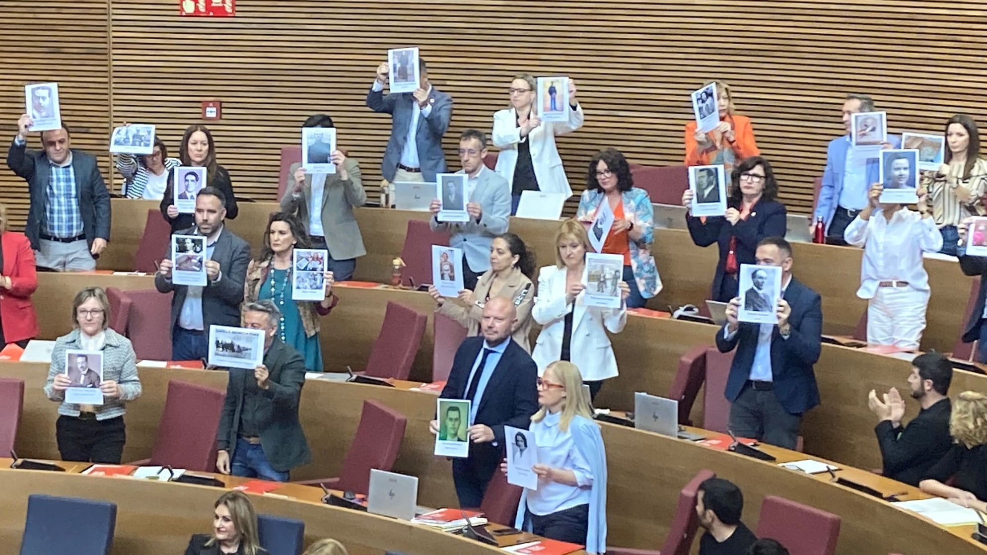 PSPV protesta en les Corts por la ley de la Concordia