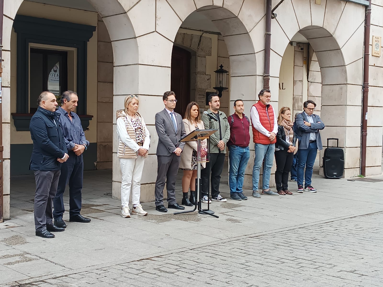 Miembros del consistorio arandino y de otras instituciones han estado presentes en el minuto de silencio