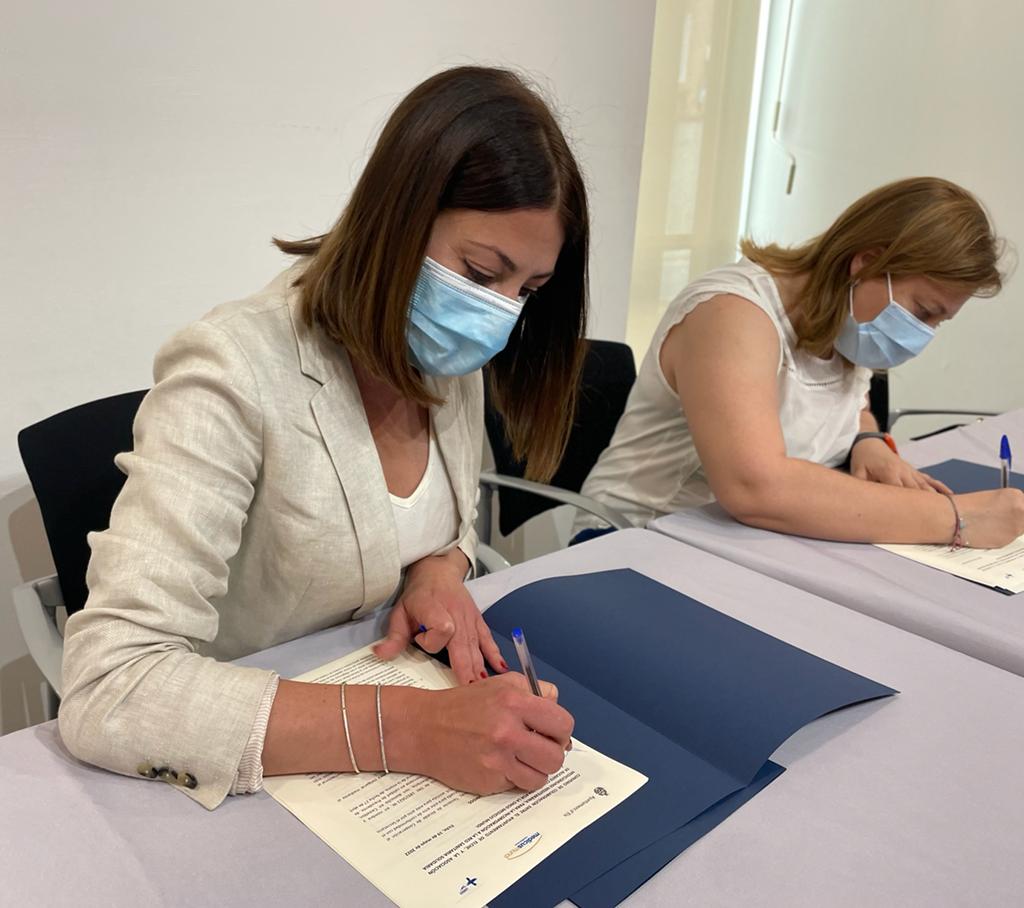 Firma convenio Mariola Galiana y Medicusmundi