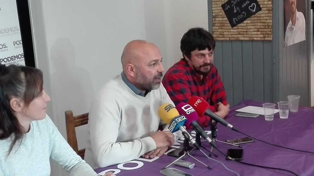 José García Molina junto a Inmaculada Herrranz y Sergio Ortiz en rueda de prensa en Talavera