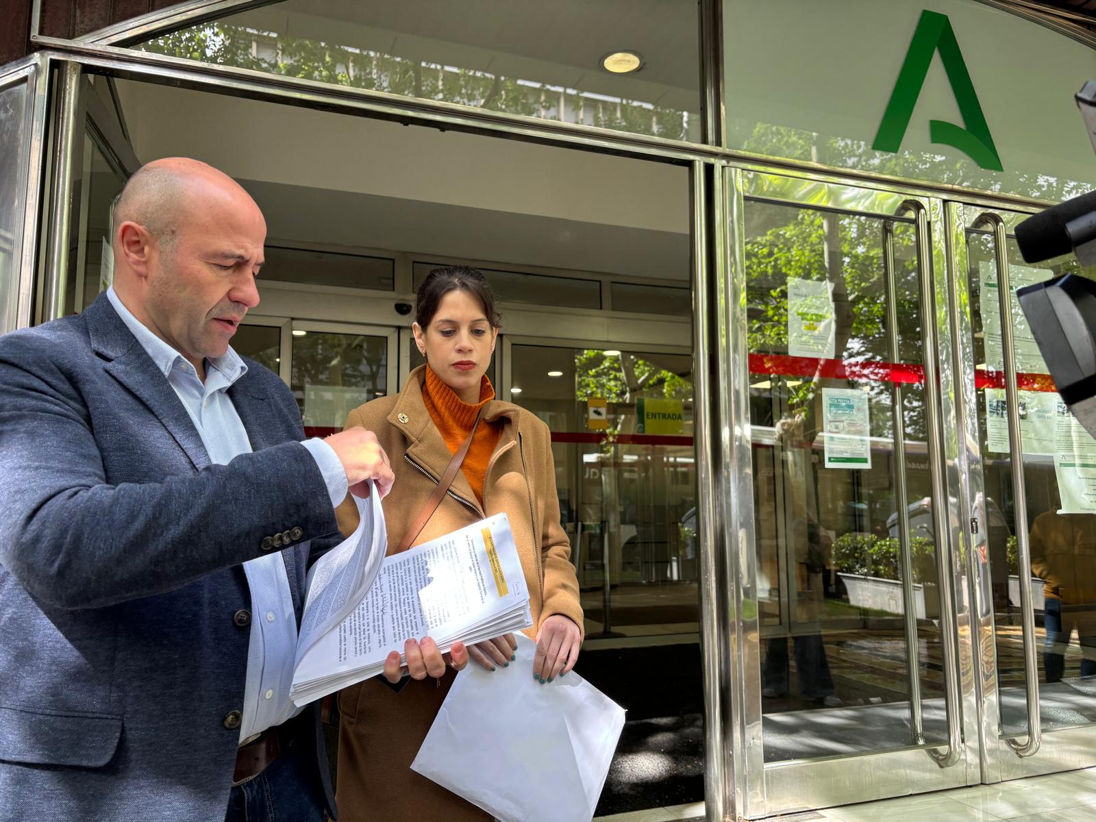 José Luis Olivares, alcalde de Cazorla, y Ainhoa Caravaca, edil de Seguridad Ciudadana, en la Delegación del Gobierno de Andalucía antes de registrar los documentos.
