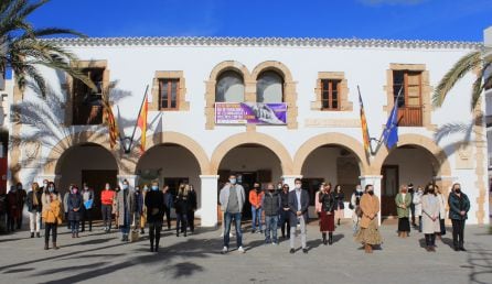 Imagen del minuto de silencio en el Ayuntamiento de Santa Eulària