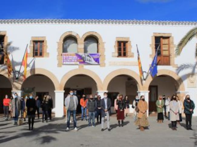 Imagen del minuto de silencio en el Ayuntamiento de Santa Eulària