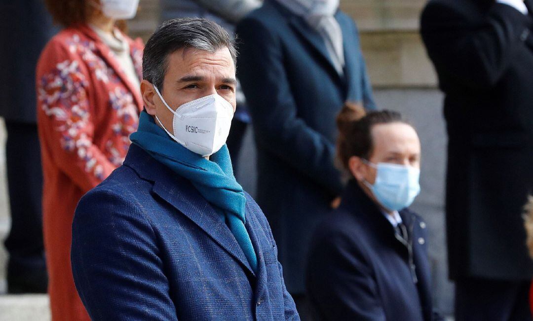El presidente del Gobierno, Pedro Sánchez, participa en la celebración del cuadragésimo segundo aniversario de la Constitución este domingo en la escalinata del Congreso de los Diputados en Madrid.