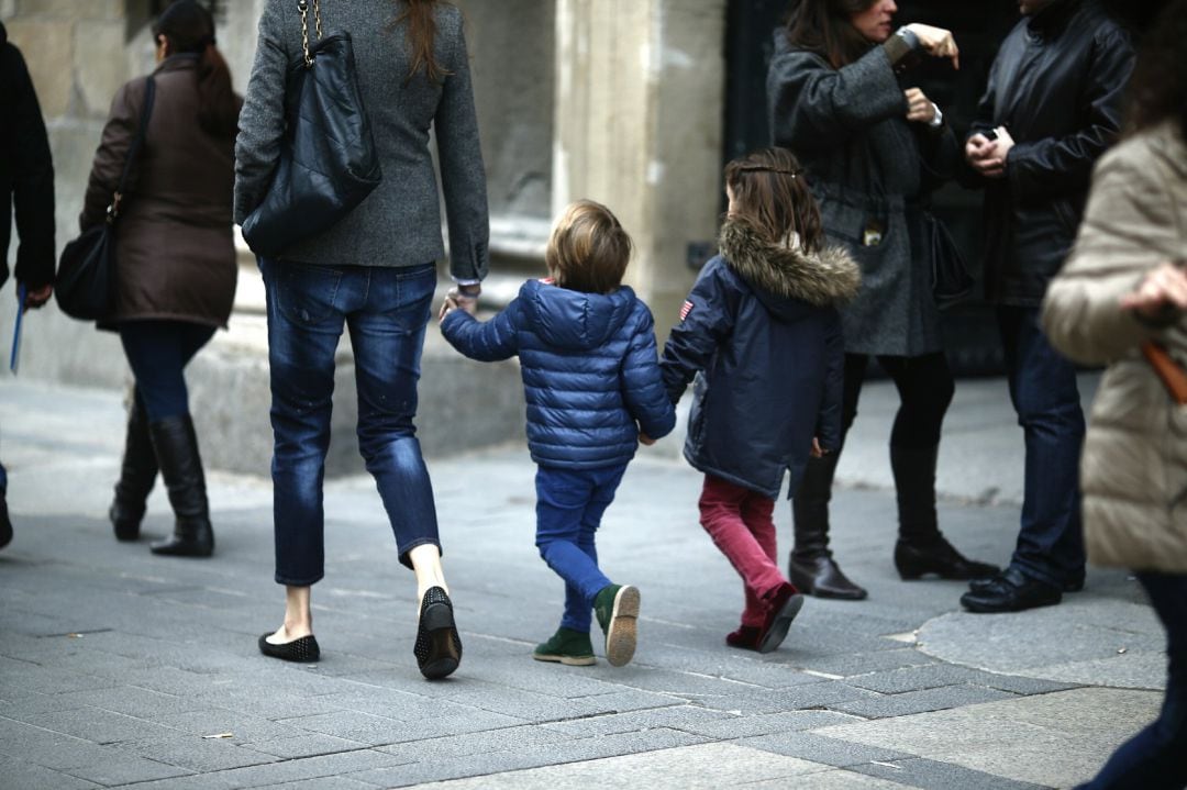 Una familia paseando