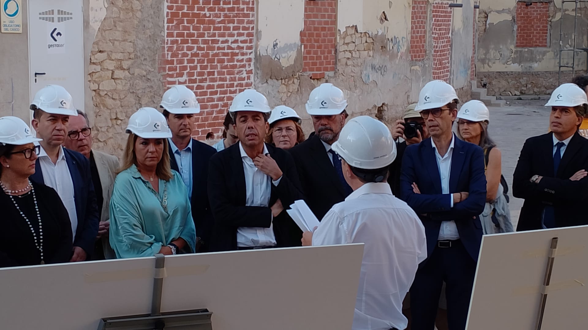 El president de la Generalitat, Carlos Mazón y el alcalde de Alicante, Luis Barcala, durante la explicación de la rehabilitación de los edificios sociales del barrio Miguel Hernández