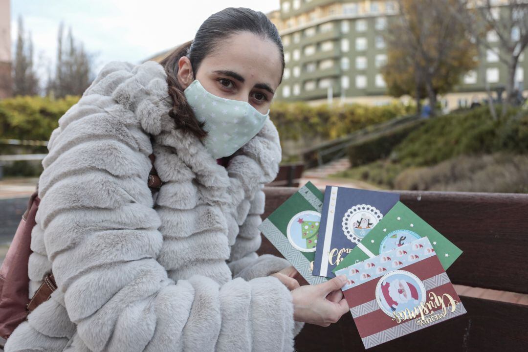 Envío solidario de tarjetas navideñas desde León. En la imagen, su creadora, Aroa Barrio