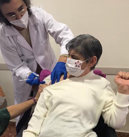 Inma García, primera persona en vacunarse en Gandia