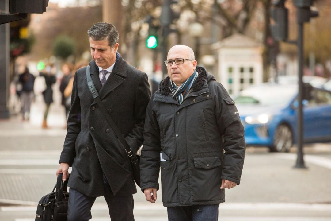 Alfredo de Miguel, acompañado por su abogado, Gonzalo Susaeta, a su llegada al palacio de Justicia de Vitoria