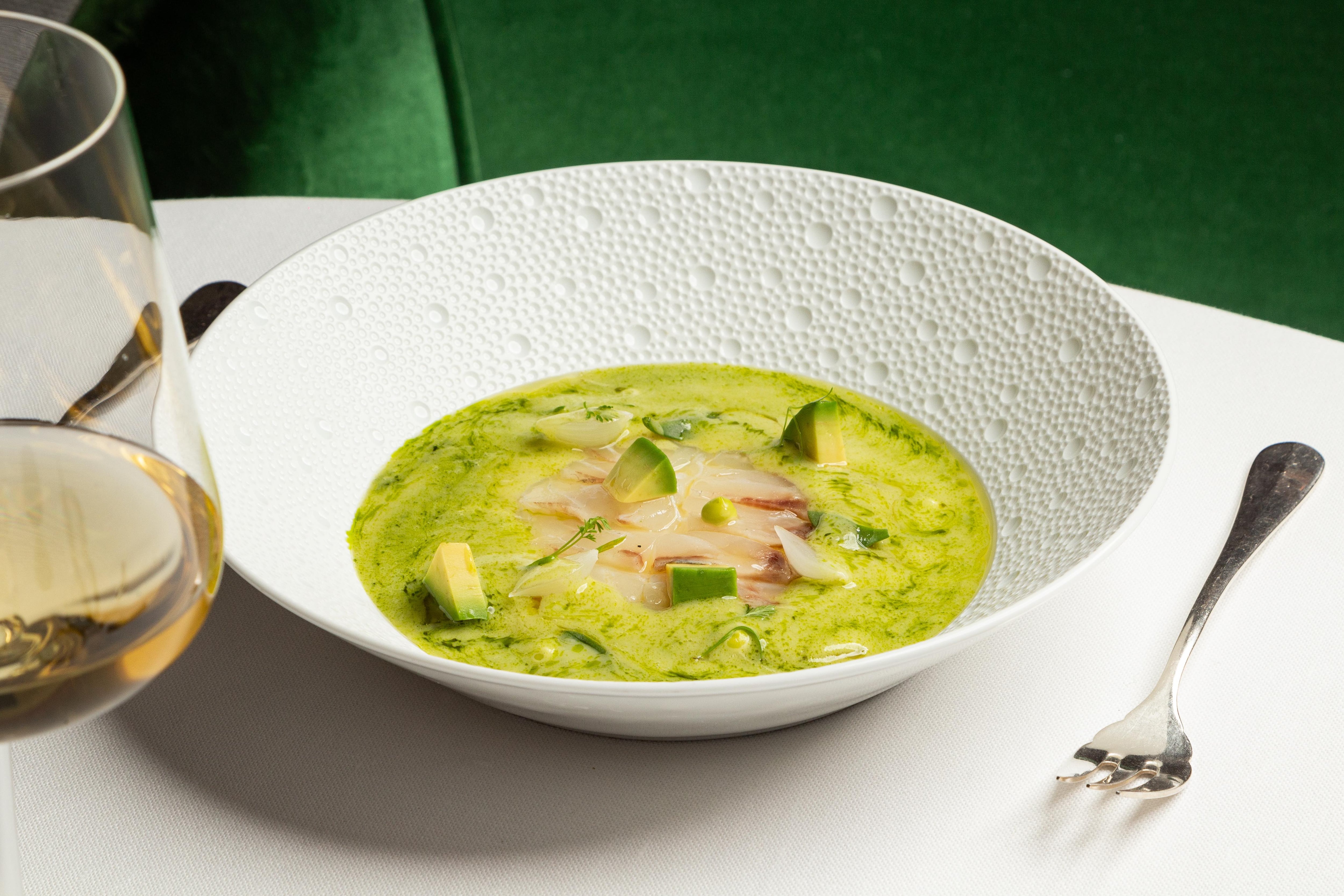 Gazpacho verde de aguacate con lubina.