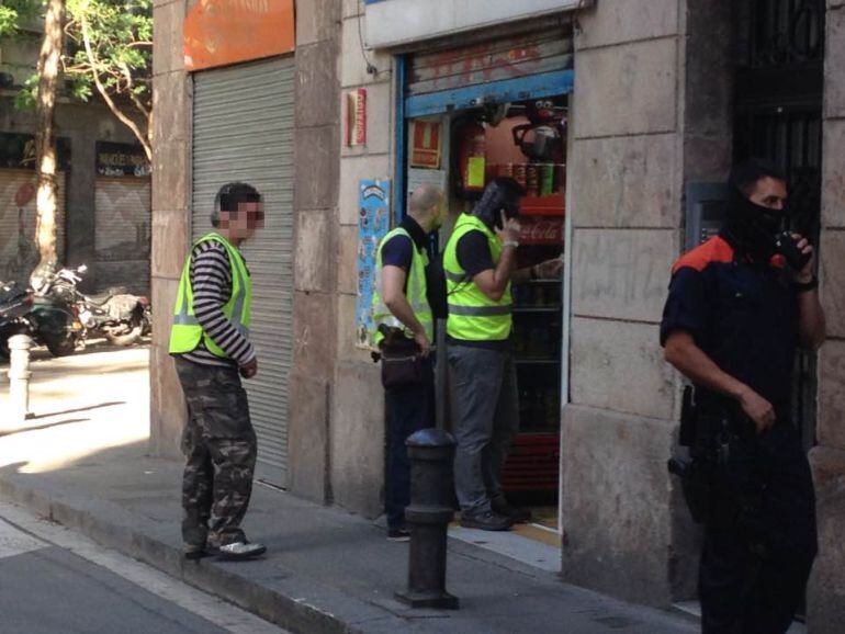 Els Mossos i la Guàrdia Urbana escorcollen un supermercat al carrer Peu de la Creu