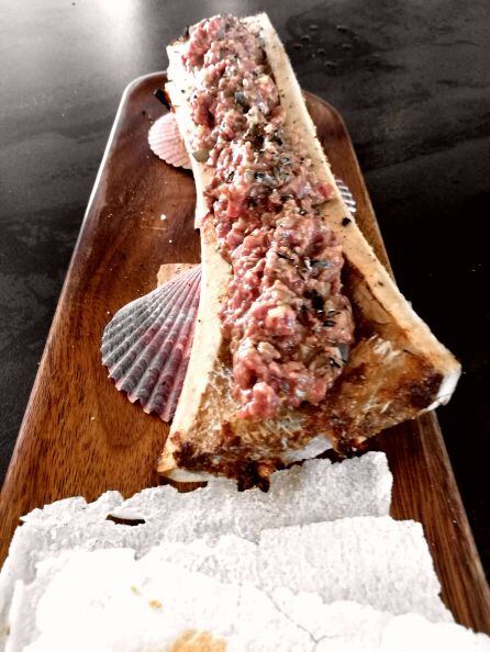 Tuétano con tartar de cadera de vaca rubia gallega.