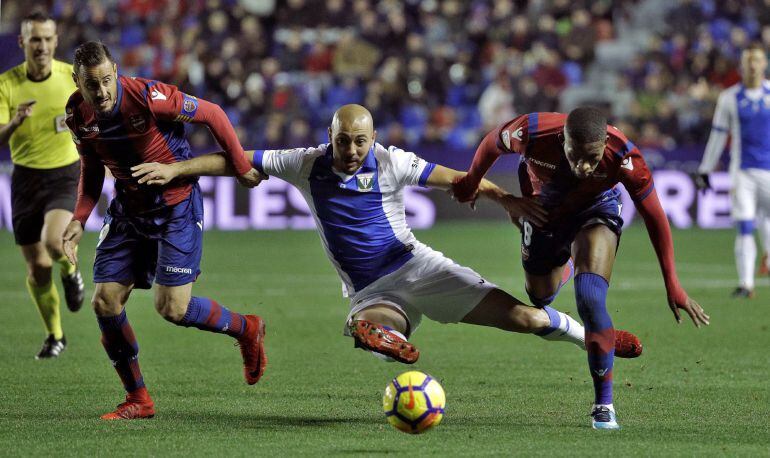 Amrabat, entre Pedro López y Lerma