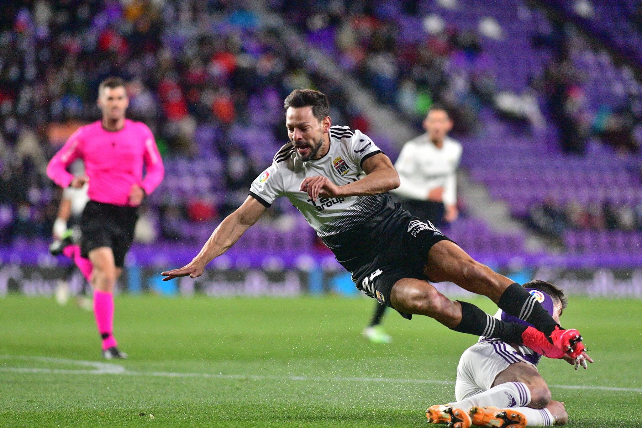 De la Bella cae al suelo durante el partido de ida ante el Valladolid