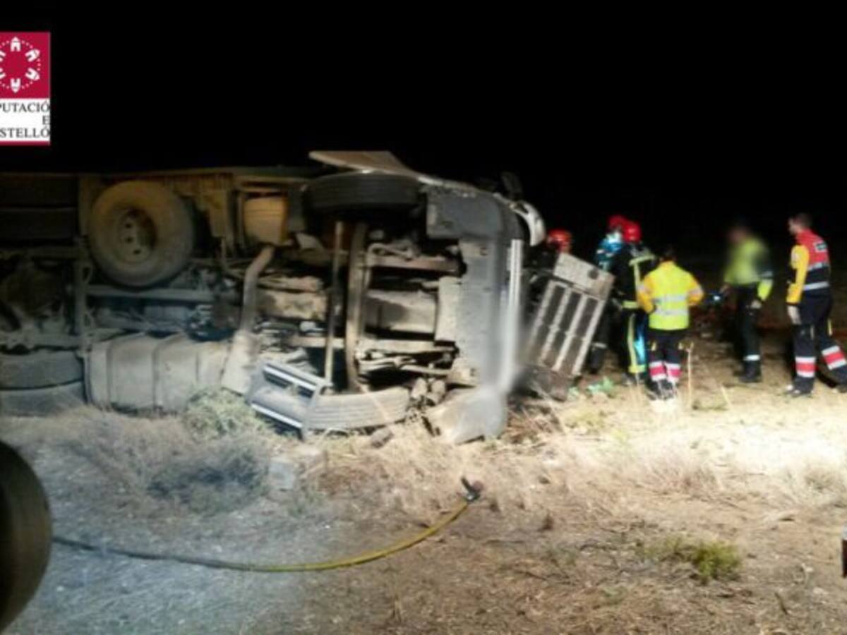 Fallece un camionero al salirse de la vía en la CV-11 en Traiguera
