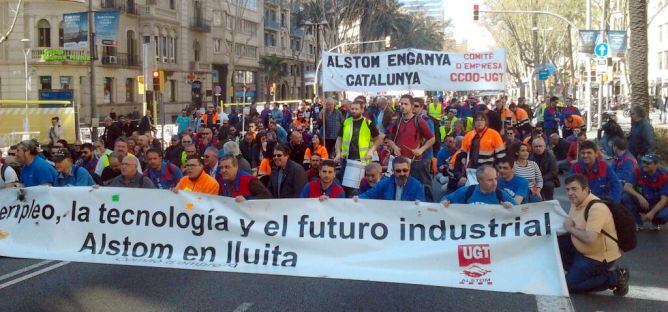 Una imatge de la protesta dels treballadors d'Alstom pels carrers de Barcelona