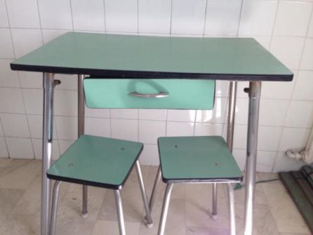 Taburetes y mesa de formica típicas de las cocinas de la época.