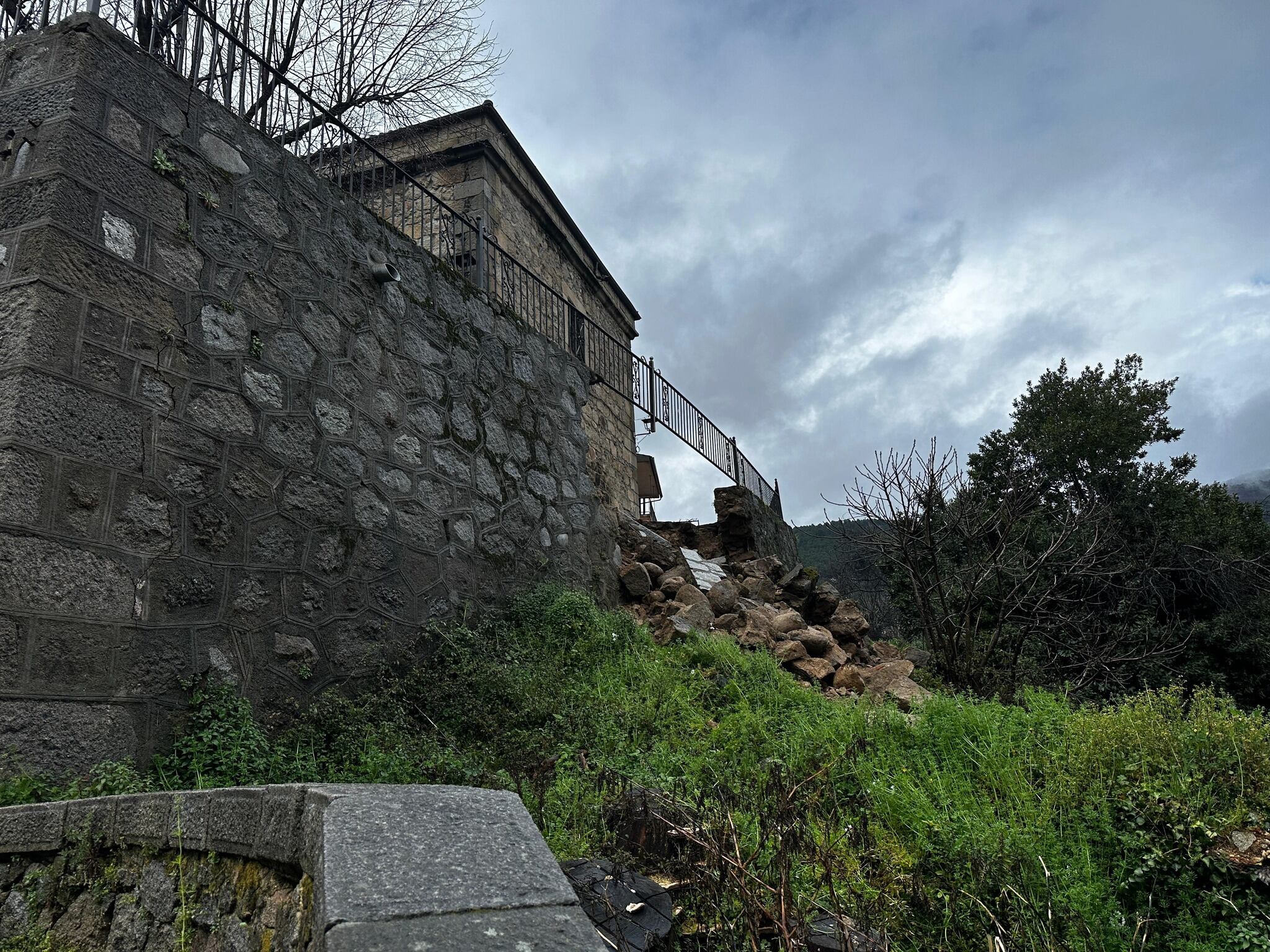 Derrumbe en el entorno de la iglesia de Piedralaves (Ávila)