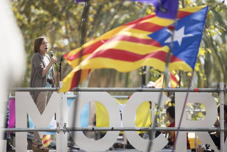 La presidenta del Parlament, Carme Forcadell, durante la concentración convocada por ANC y Òmnium, ante el Tribunal Superior de Justicia de Cataluña (TSJC), en protesta por las detenciones por los preparativos del referéndum del 1-O. 