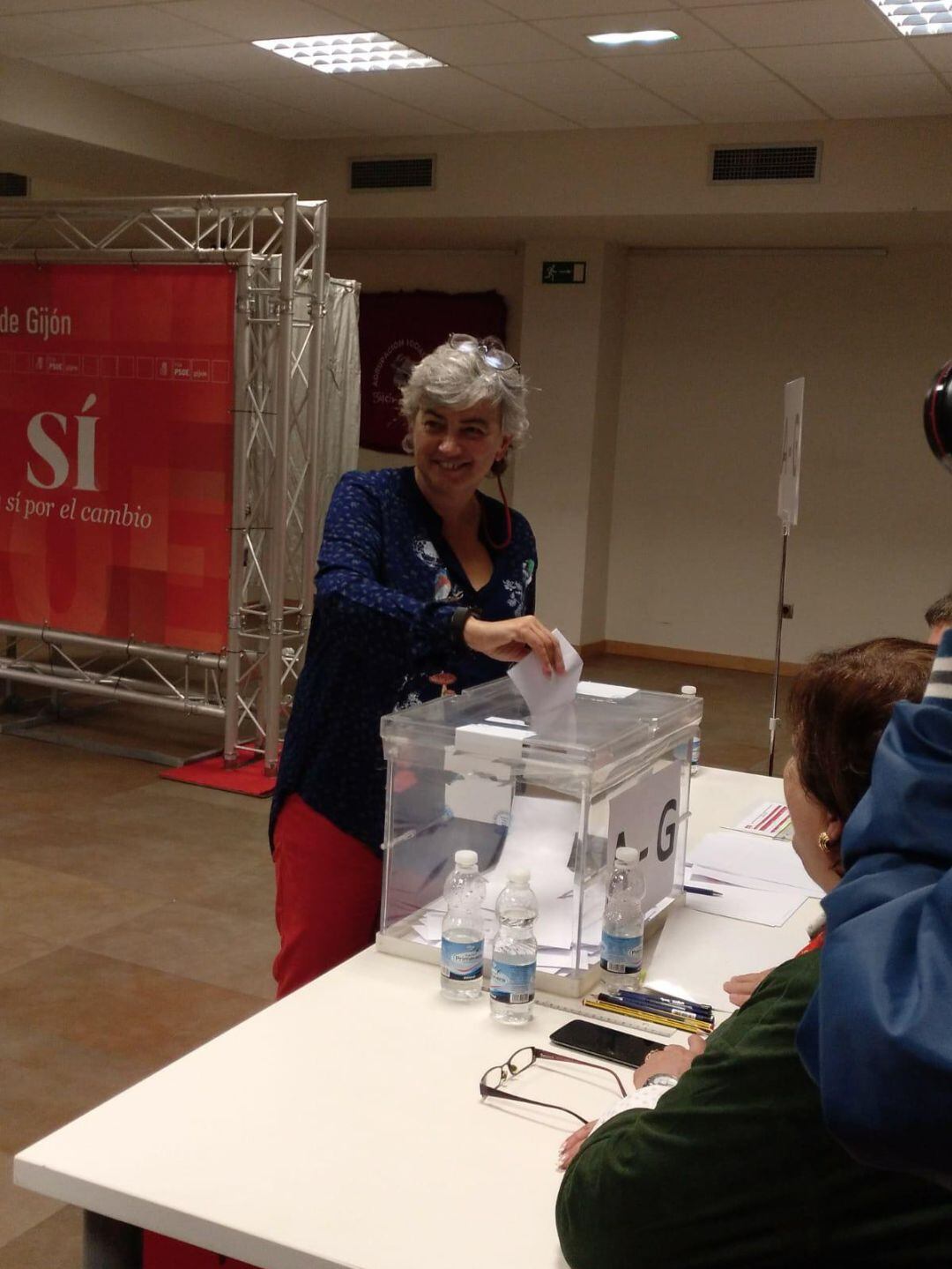 Ana González deposita su voto en la sede gijonesa del PSOE