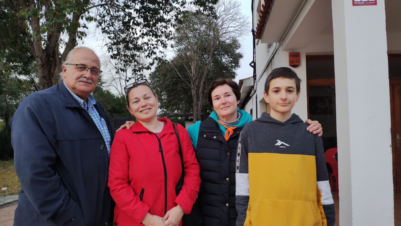 Manuel y Liudmyla con la profesora ucraniana Inha y su hijo Maskim, otra de las familias ucranianas que huyeron de la guerra y que fueron acogidos en Cabra