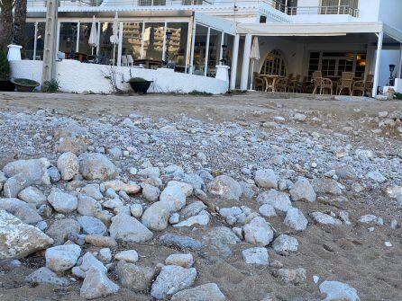 Los vecinos reclaman acciones urgentes en la playa.