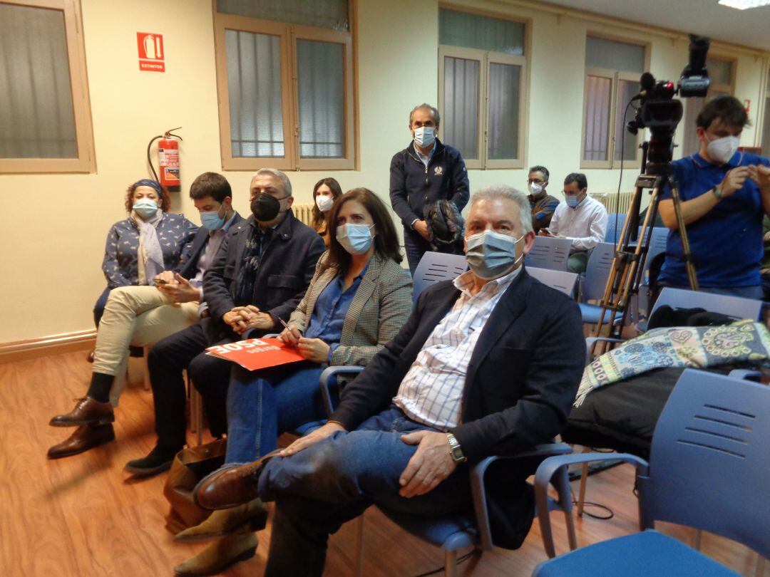 Ildefonso Sanz en primer término, junto a Esther Peña, que lidera el partido en Burgos, y Pedro de la Fuente, más a la izquierda, subdelegado del gobierno