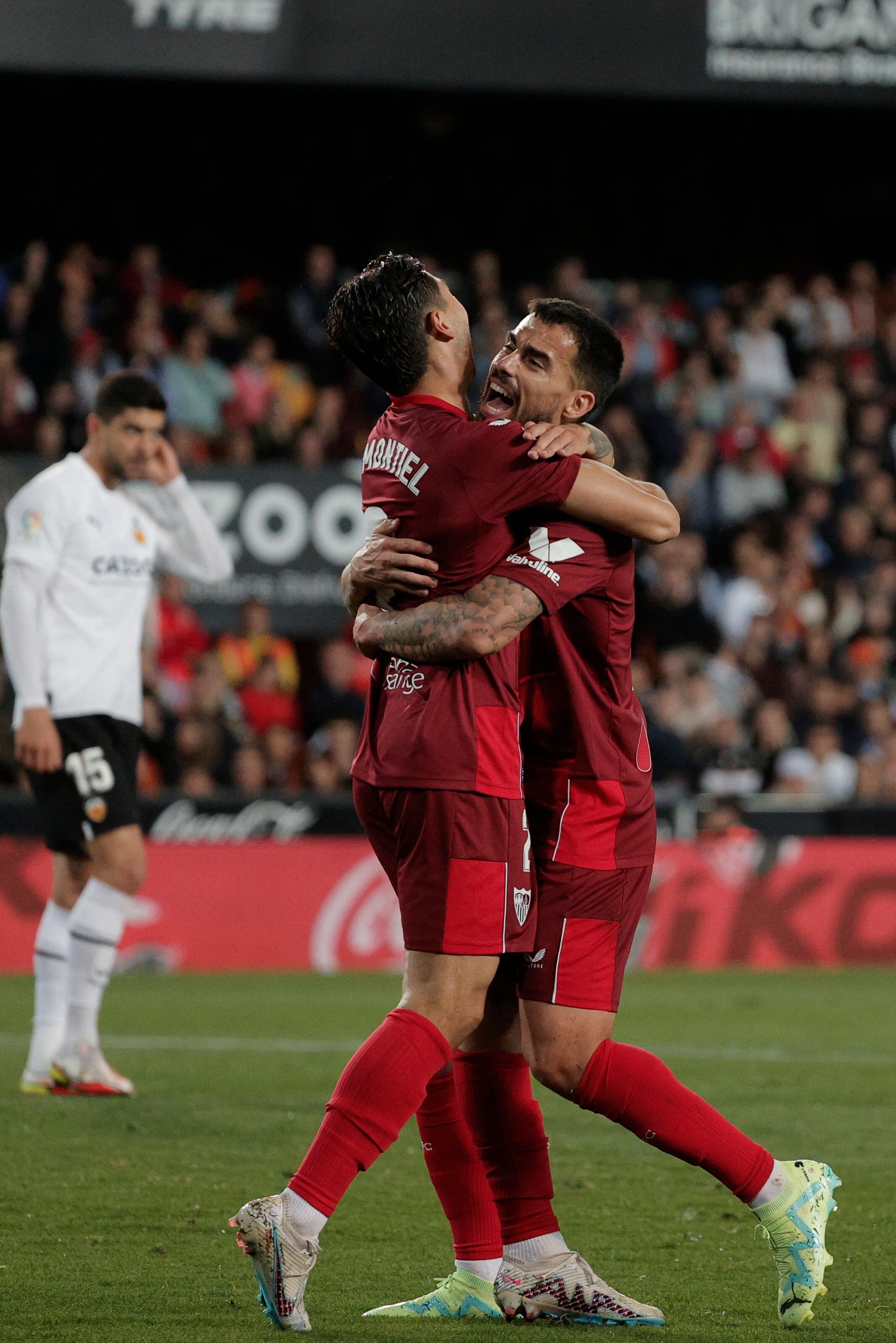 ***VERSIÓN CORREGIDA*** VALENCIA, 16/04/2023.- El centrocampista del Sevilla Suso Fernández (d) celebra con Gonzalo Montiel tras marcar el segundo gol ante el Valencia, durante el partido de Liga en Primera División que Valencia CF y Sevilla FC disputan este domingo en el estadio de Mestalla. EFE/Manuel Bruque
