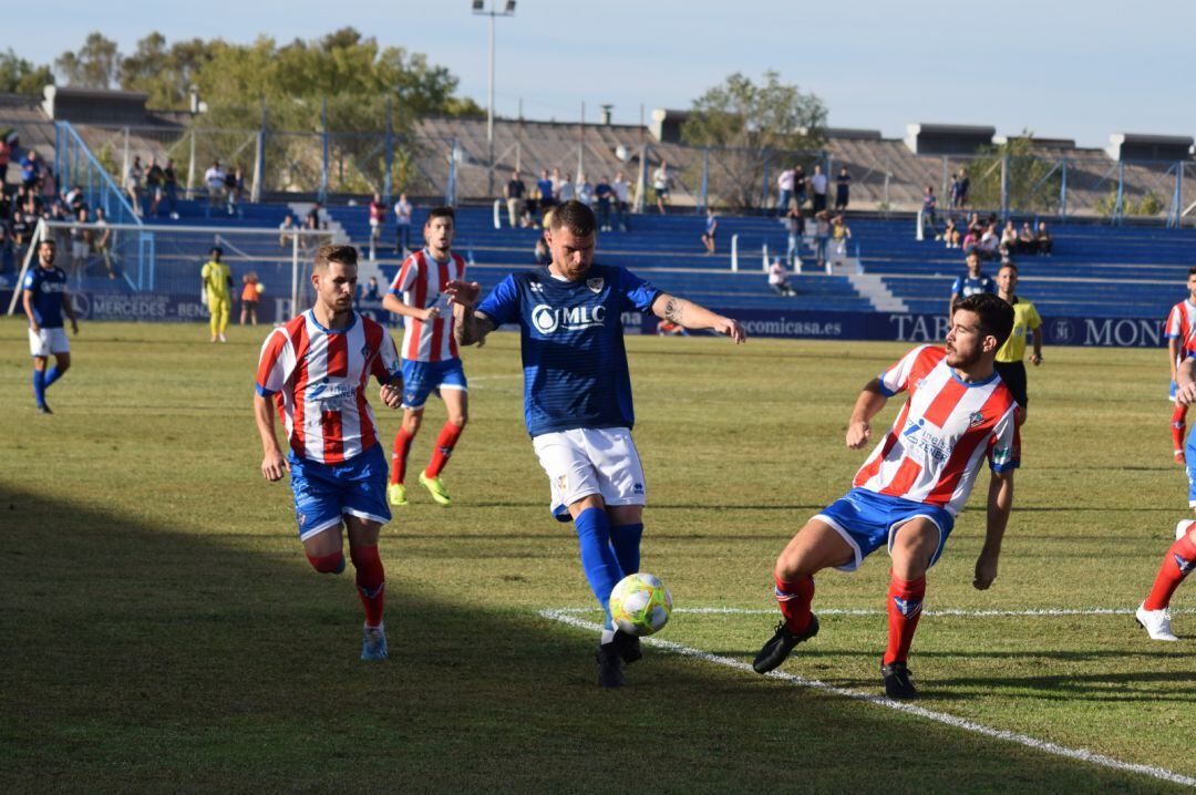 Iván Aguilar trata de controlar un balón en una acción ofensiva en Linarejos