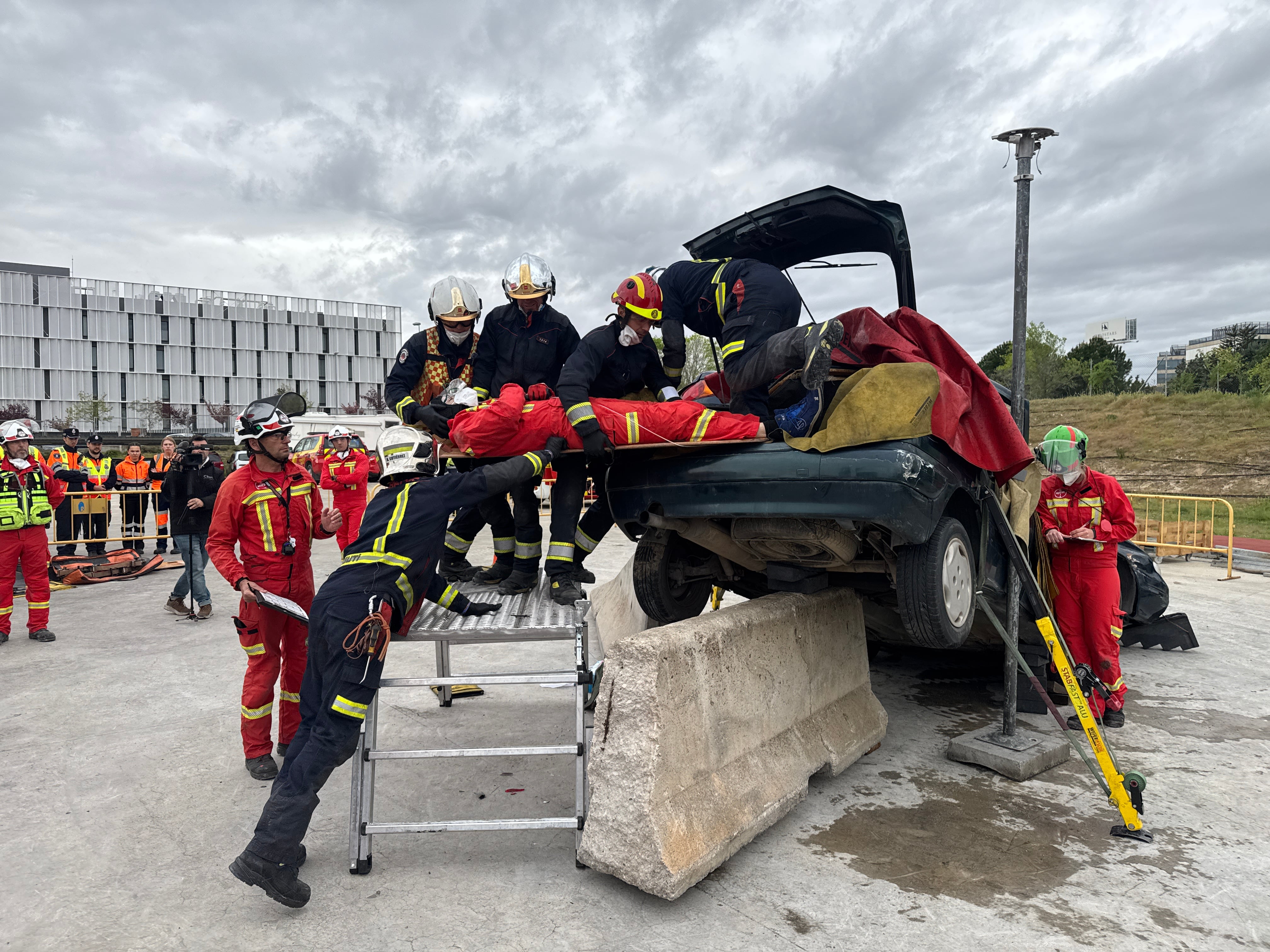 Alcobendas acoge las pruebas para seleccionar a los bomberos madrileños especialistas en rescate en accidentes de tráfico