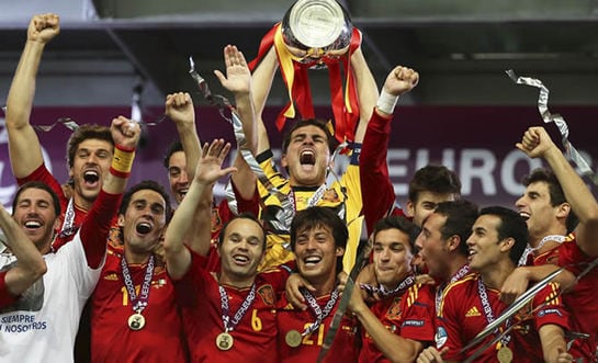 El guardameta de la selección española de fútbol Iker Casillas levanta el trofeo que acredita a su equipo como vencedor de la Eurocopa 2012 tras la final disputada ante Italia en el estadio Olímpico de Kiev