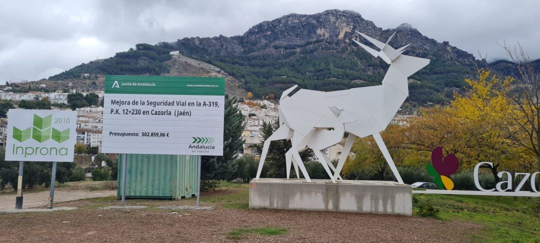 Los dos carteles y la caseta de obras junto al monumento del ciervo alteran el paisaje de este mirador