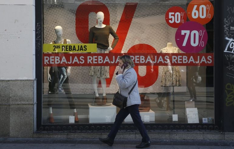 GRA057. MADRID, 07/01/2015.- Hoy han dado comienzo las tradicionales rebajas de enero en muchas de las grandes cadenas de distribución y textiles, que se suman a otros comercios que ya han adelantado su inicio por la libertad de calendario que marca la ley. De acuerdo con los primeros datos de la Confederación Española de Comercio (CEC), los descuentos pueden llegar hasta el 30 % en subsectores como el textil y el calzado y las rebajas de este año llegan tras un incremento medio del 2 % en las ventas en la campaña de Navidad y Reyes, lo que conduce al optimismo en el sector. EFE/Guillén