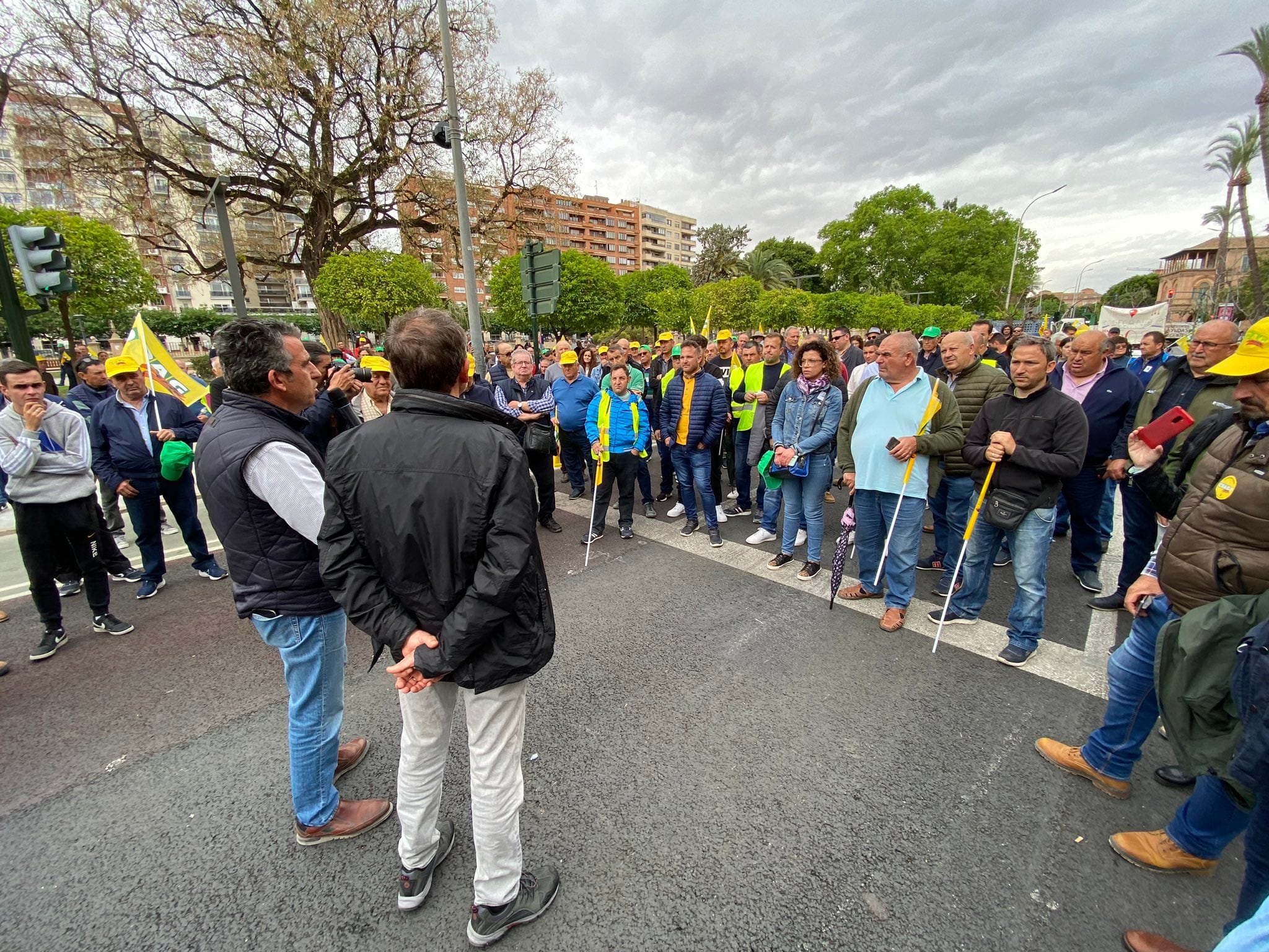 Agricultores y ganaderos de secano de la Región de Murcia se han concentrado hoy convocados por COAG y ASAJA frente a la Delegación del Gobierno