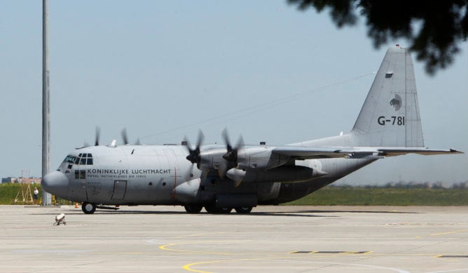 Un avión de transporte se prepara para despegar con 19 contenedores que transportan los restos de las víctimas del avión malasio