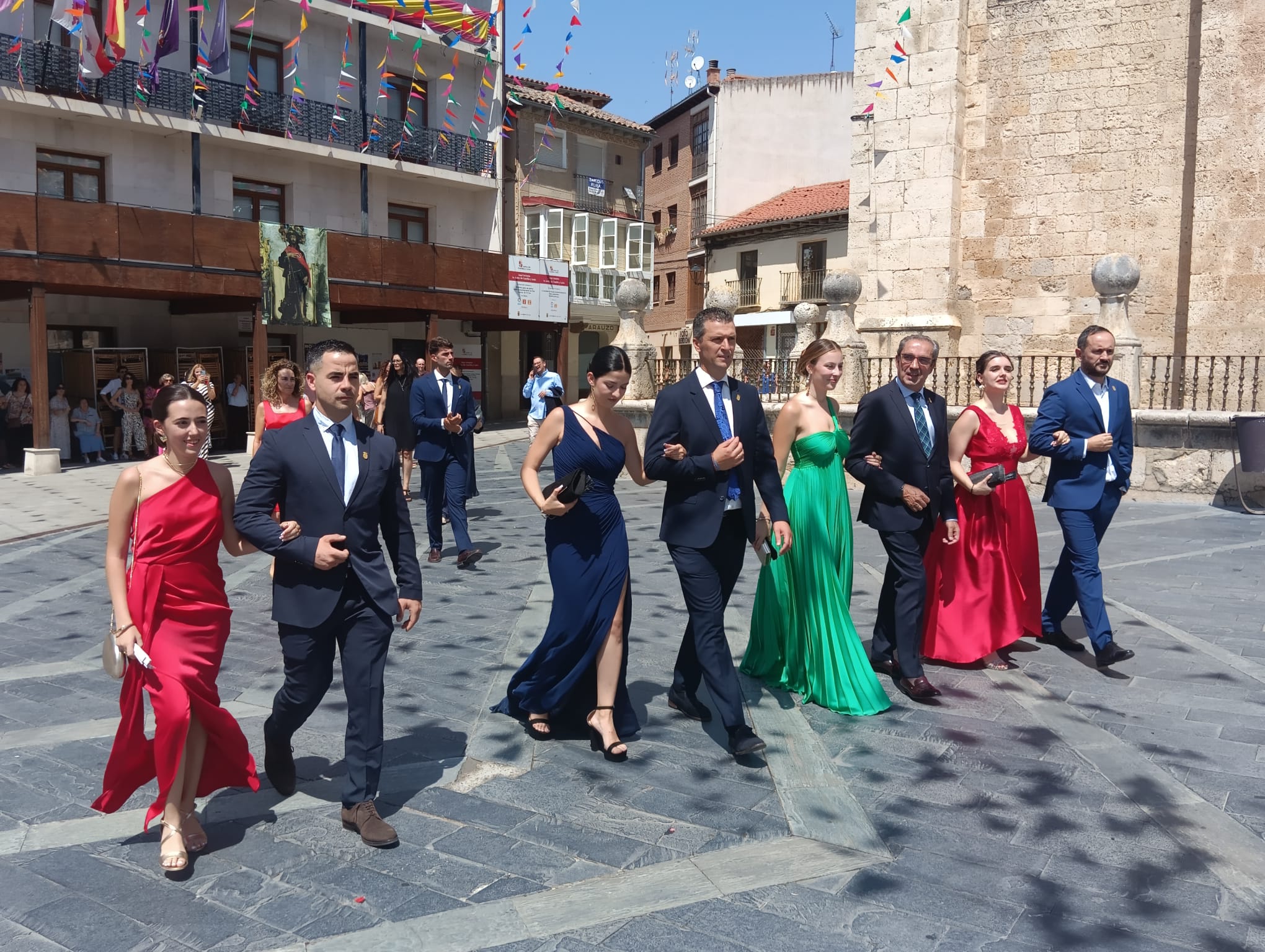 El cortejo festivo camina hacia el escenario en la Plaza Mayor