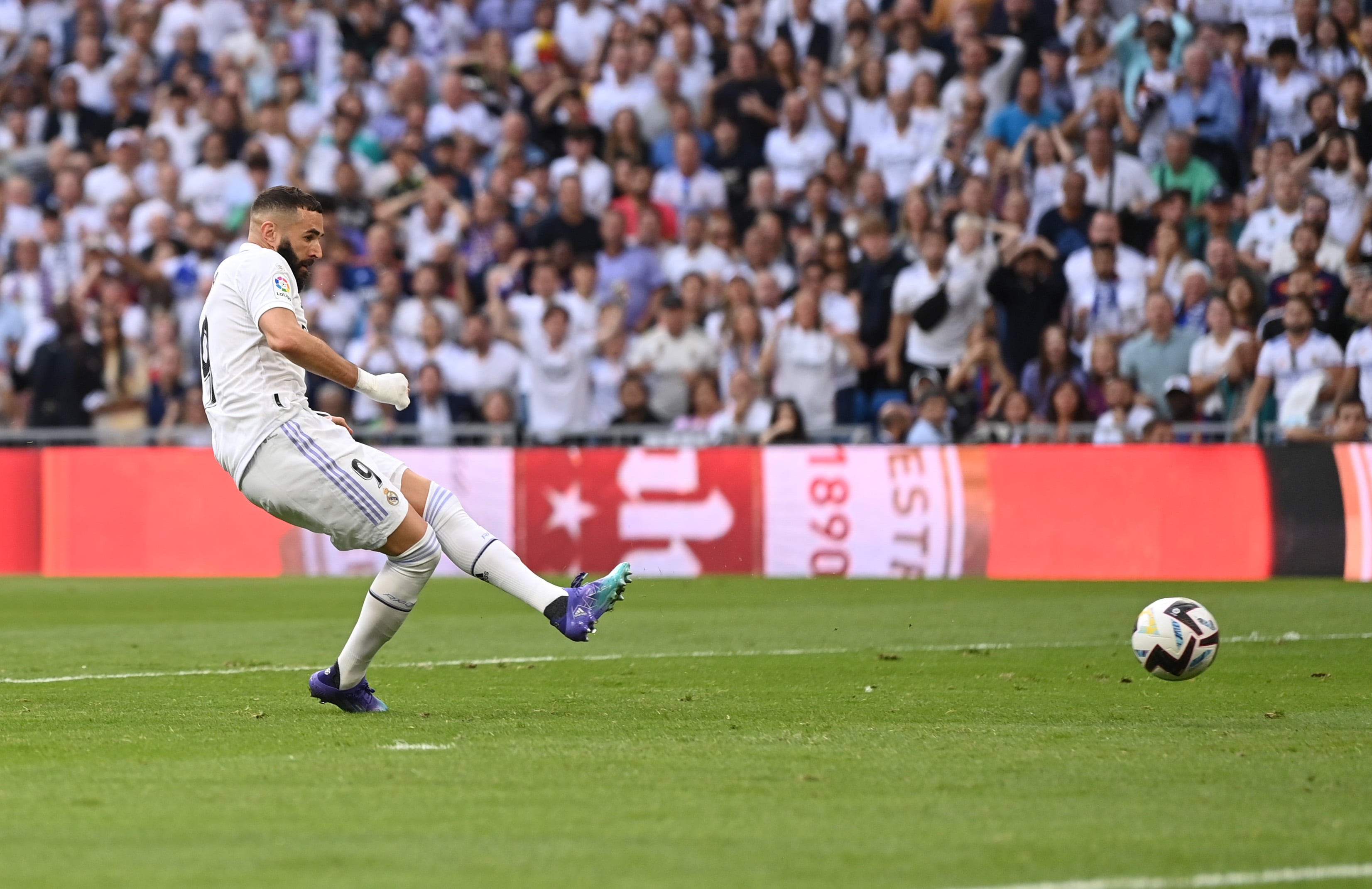 Karim Benzema hace el primer gol del partido.