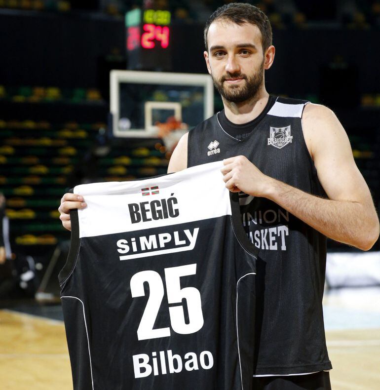 El nuevo jugador del Bilbao Basket, el balcanico Mirza Begic, durante su presentación hoy en el BilbaoArena, donde el equipo prepara el partido de eurocup del próximo miercoles contra el Olimpija Ljubljana. EFE LUIS TEJIDO.