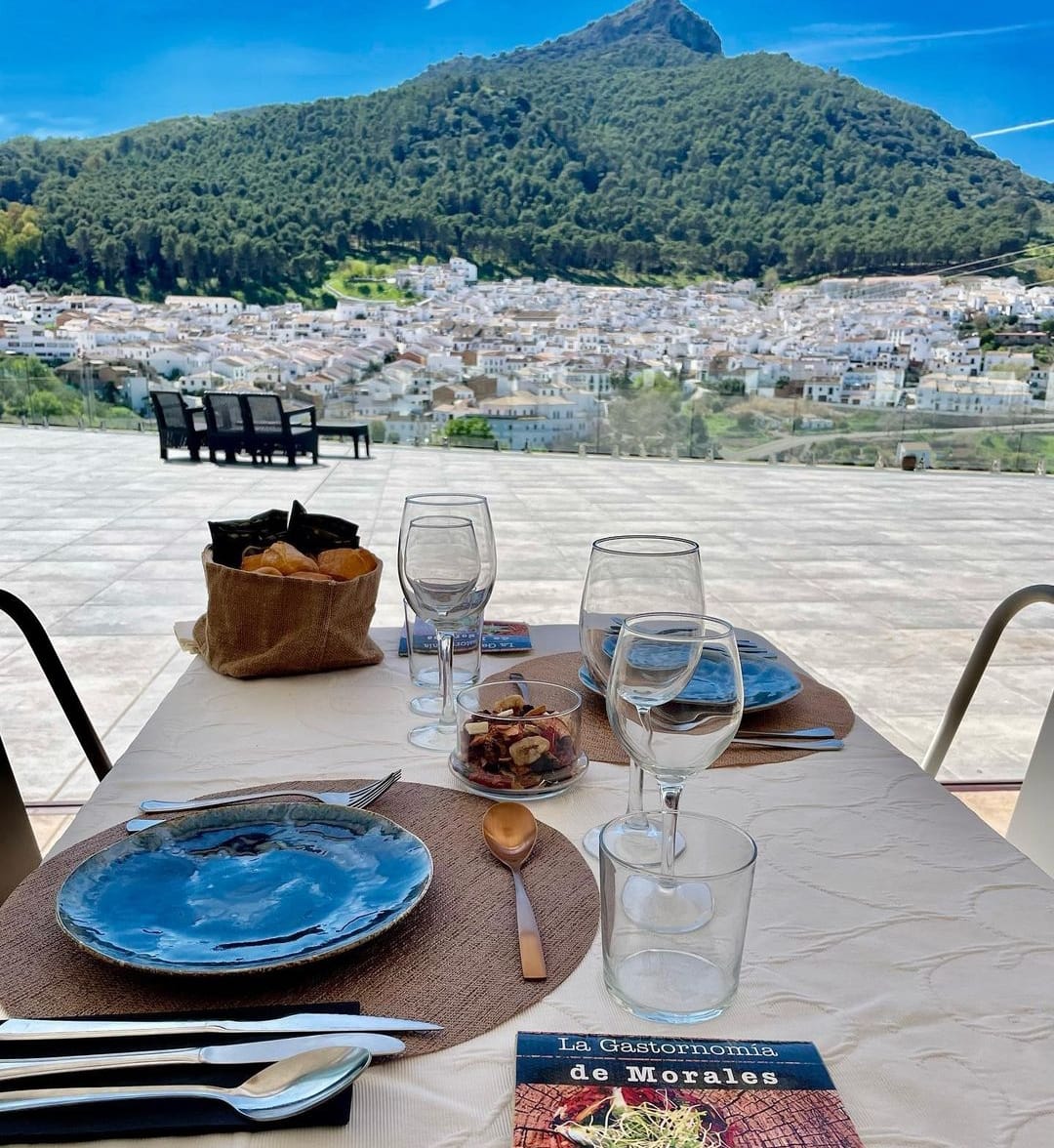 Vistas de El Gastor desde el gastrobar La Piscina
