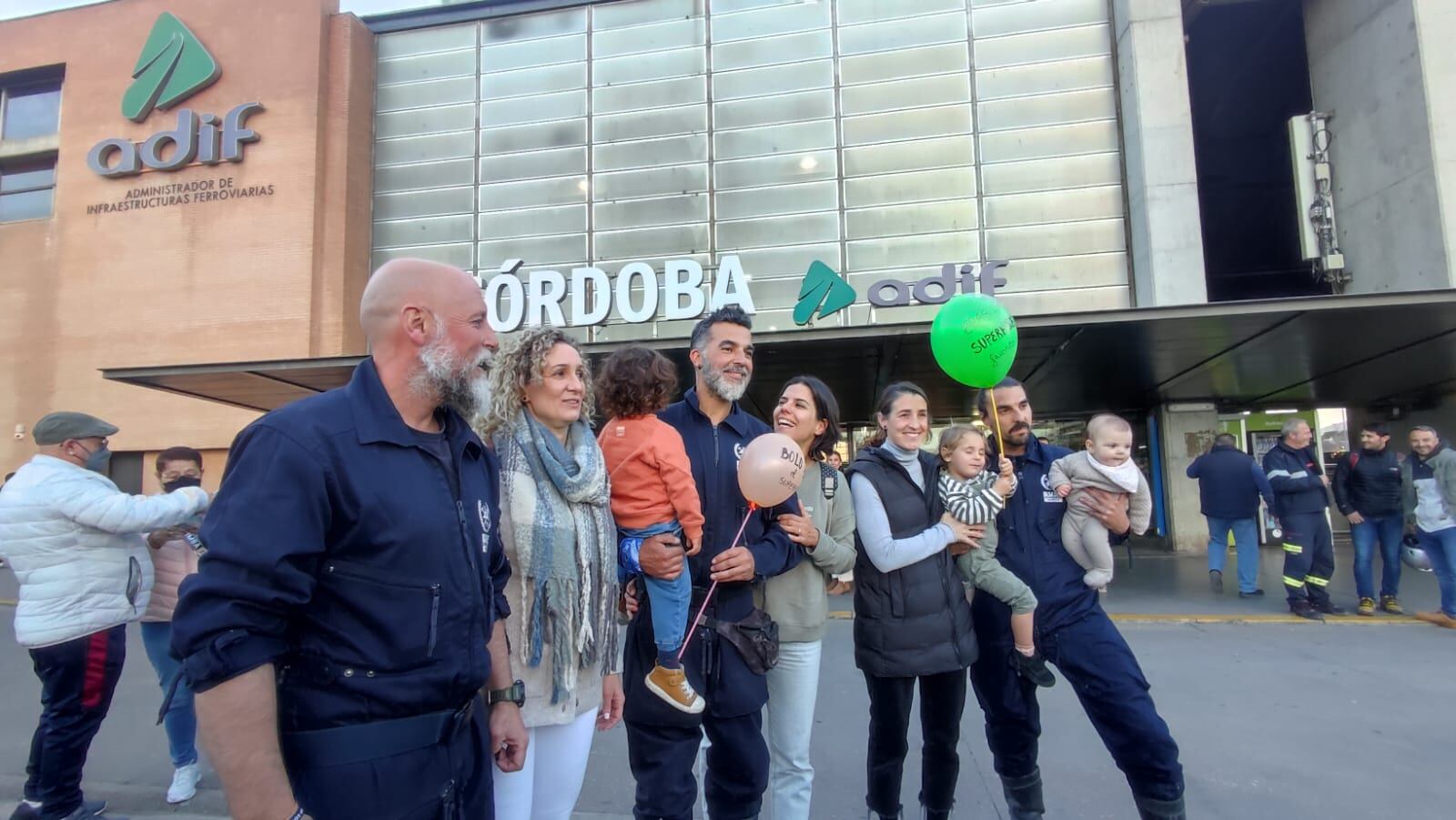 Salvador García, Antonio Caballero y José Gregorio Martín Pazo, los tres bomberos de Córdoba que han colaborado en las labores de rescate de víctimas del terremoto de Turquía a su llegada a Córdoba